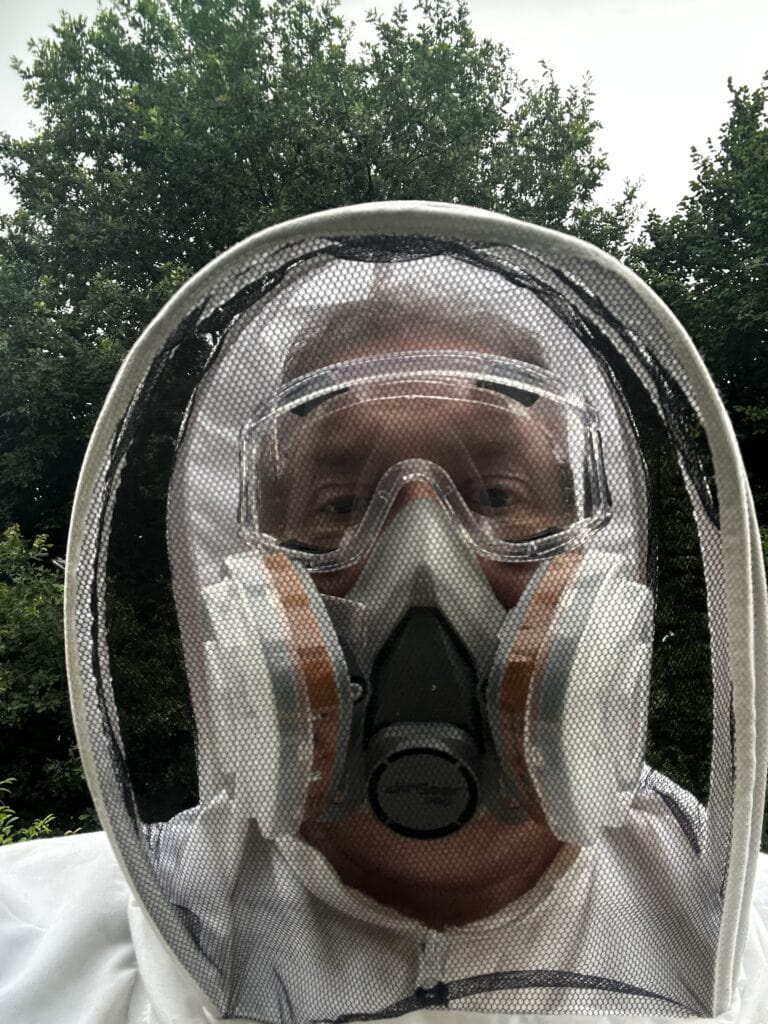 Honeymaker Hochdahl im Schutzanzug