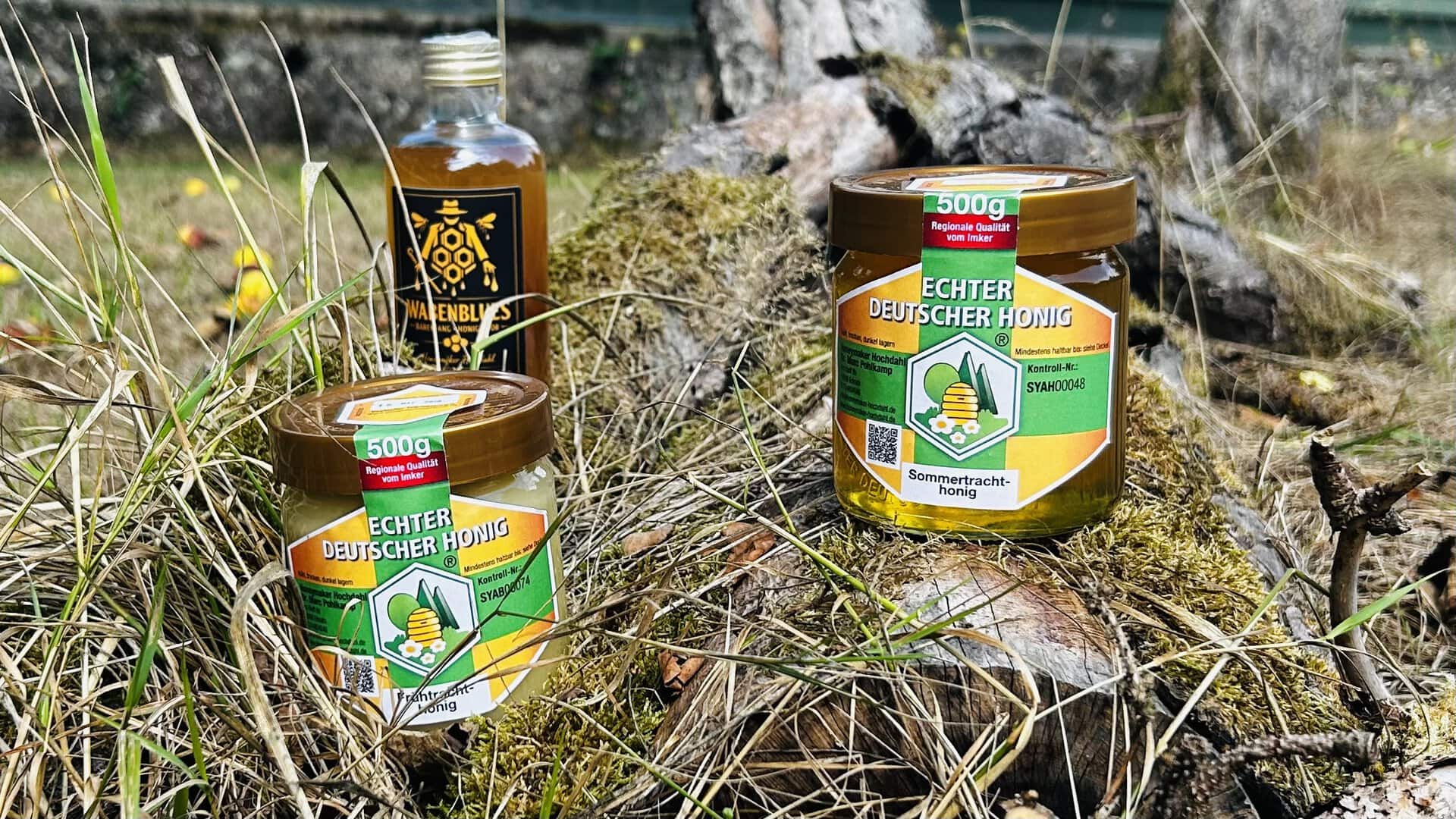 Honeymaker Hochdahl Honiggläser und Honigflasche im Freien.